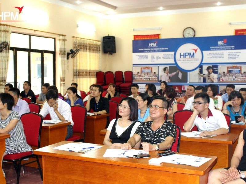 Các học viên hào hứng tham gia chương trình đào tạo kỹ năng quản lý tại học viện HPM