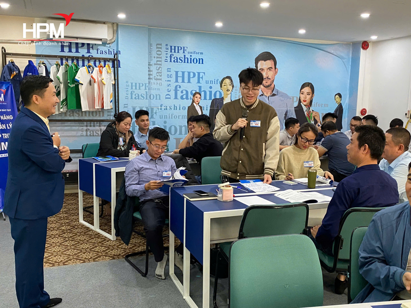 Học viên phát biểu trong lớp kỹ năng huấn luyện kèm cặp nhân viên tại Hải Phòng