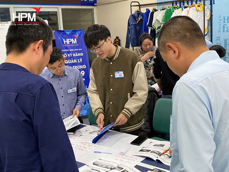 Học viên làm bài tập nhóm trong lớp kỹ năng huấn luyện kèm cặp nhân viên tại Hải Phòng