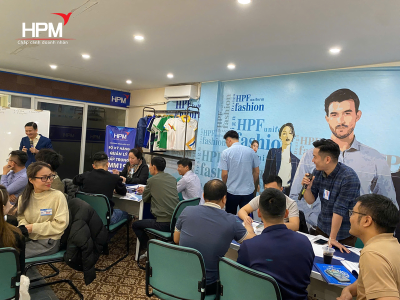 Học viên chia sẻ trong lớp kỹ năng huấn luyện kèm cặp nhân viên tại Hải Phòng