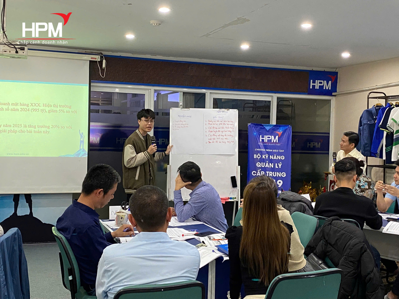 Học viên thuyết trình trong lớp kỹ năng huấn luyện kèm cặp nhân viên tại Hải Phòng