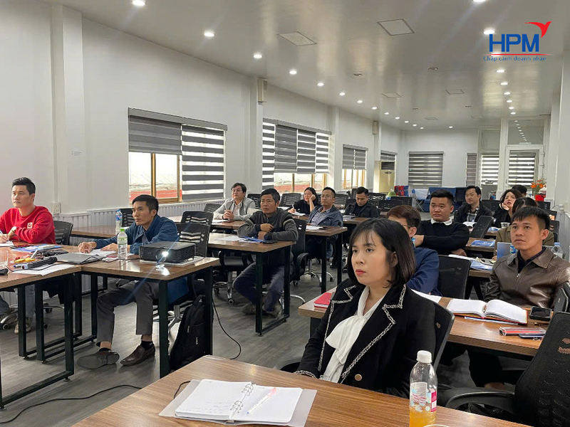 Các học viên chăm chú nghe giảng trong khóa học quản trị tài chính cá nhân