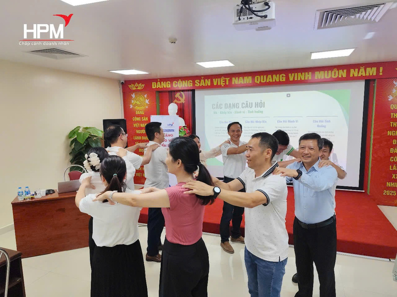 Nhân sự đa phòng ban cùng tham gia đào tạo kỹ năng phỏng vấn tuyển dụng 