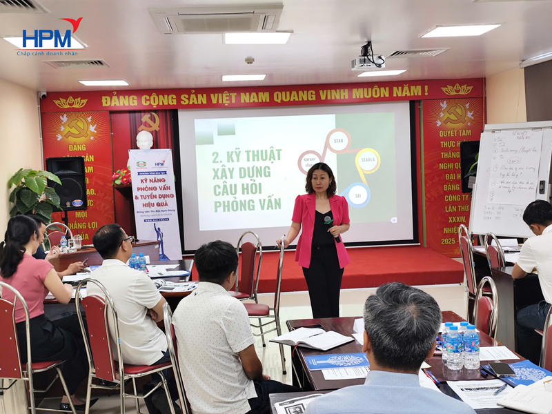 Chuyên gia chia sẻ kinh nghiệm trong khóa đào tạo kỹ năng phỏng vấn tuyển dụng tại doanh nghiệp lớn 