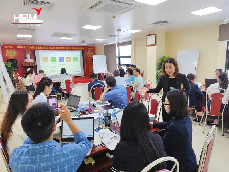 Lớp đào tạo kỹ năng phỏng vấn tuyển dụng với sự tham gia của hơn 30 cán bộ các phòng ban 