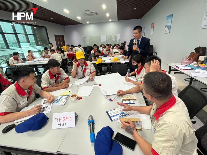 Làm bài tập nhóm tại lớp đào tạo nâng cao kỹ năng quản lý