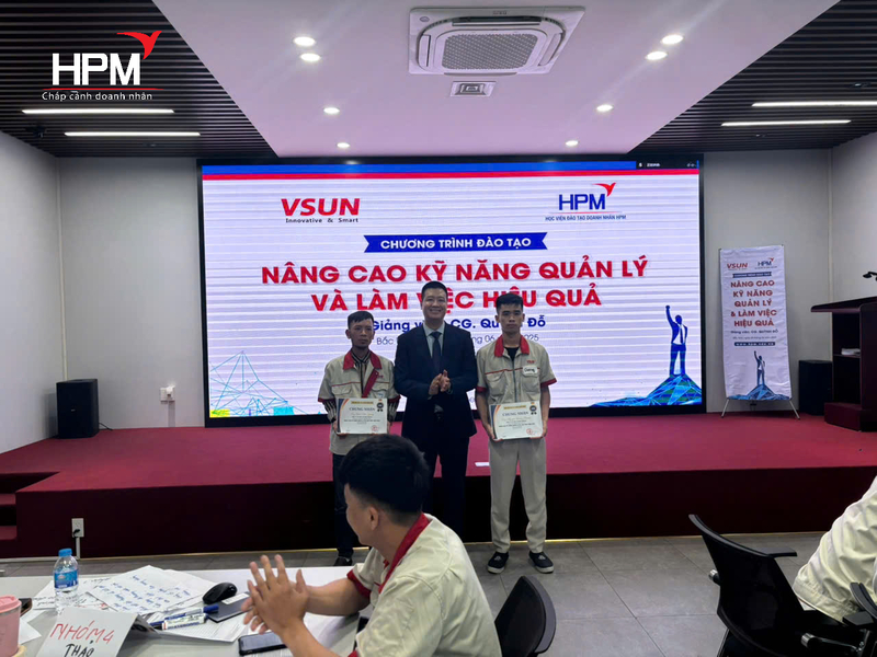 Phần trao quà cho nhóm xuất sắc tại lớp đào tạo nâng cao kỹ năng quản lý