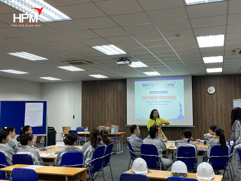 Chuyên gia đào tạo HPM chia sẻ nội dung khóa học tư duy tích cực cho doanh nghiệp 
