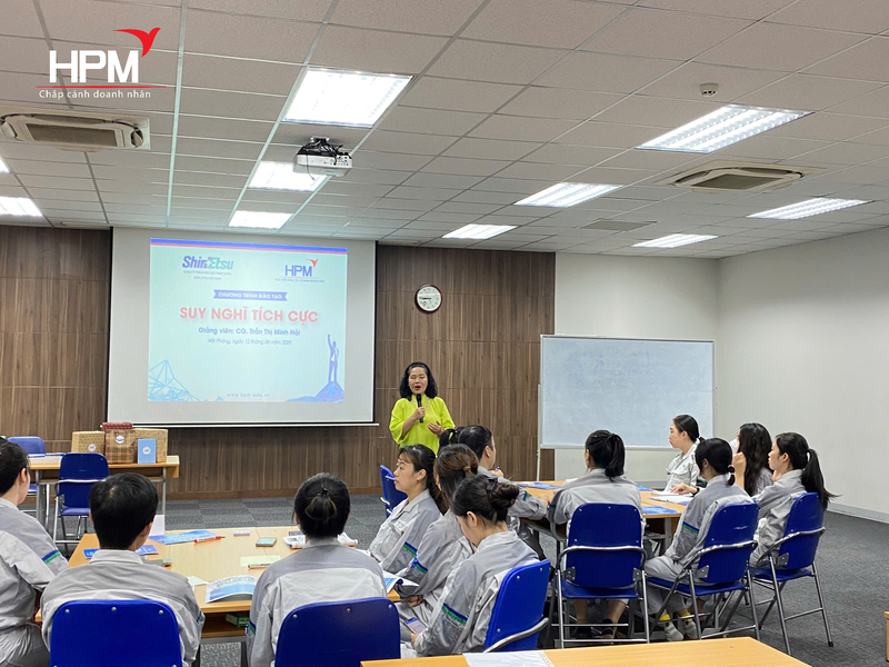 Học viên tham gia khóa học tư duy tích cực tại doanh nghiệp 