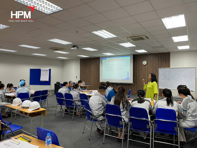 Giảng viên HPM hướng dẫn kỹ năng thực hành trong khóa học tư duy tích cực 