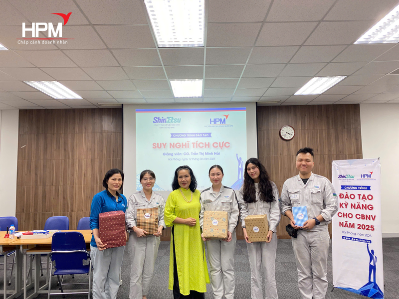 Nhóm chiến thắng nhận quà tặng trong khóa học tư duy tích cực