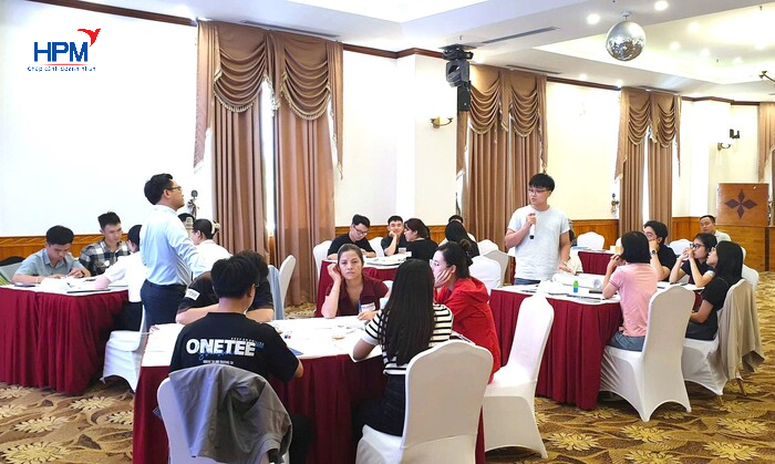 Giảng viên chia sẻ tại lớp Đào tạo kỹ năng Horenso tại Hải Phòng
