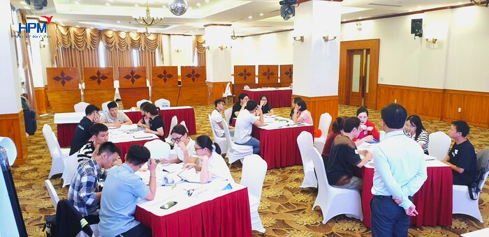 Nhân viên IEMV tham gia thảo luận nhóm trong lớp Đào tạo kỹ năng Horenso tại Hải Phòng
