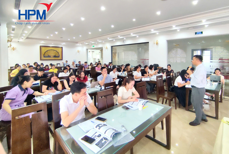 Giảng viên hướng dẫn nghiệp vụ thuế tại lớp học ở Hải Phòng