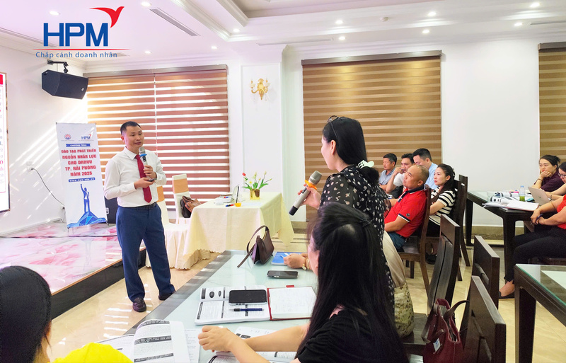 Chuyên gia thuế hướng dẫn học viên tại lớp học thuế Hải Phòng