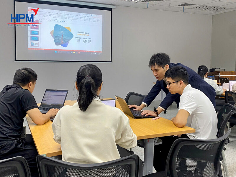 Thực hành kể chuyện bằng dữ liệu với PowerPoint tại HPM