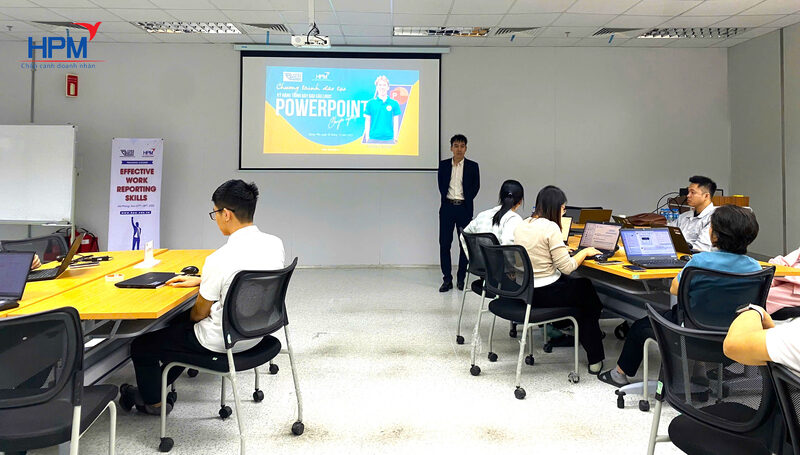 Học viên thực hành kỹ năng báo cáo bằng PowerPoint tại HPM
