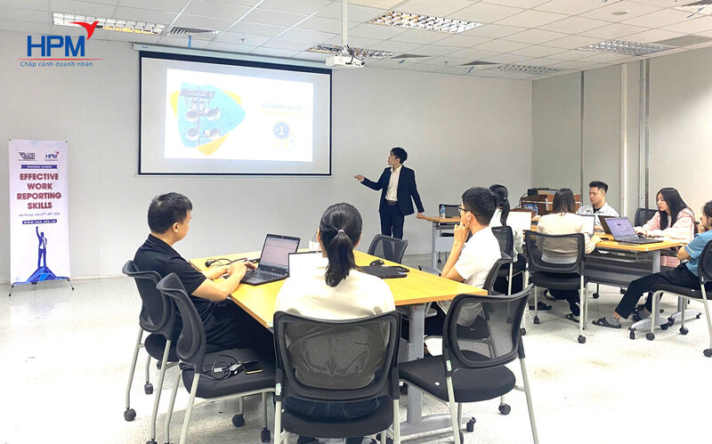Học viên nâng cao kỹ năng báo cáo bằng PowerPoint cho doanh nghiệp