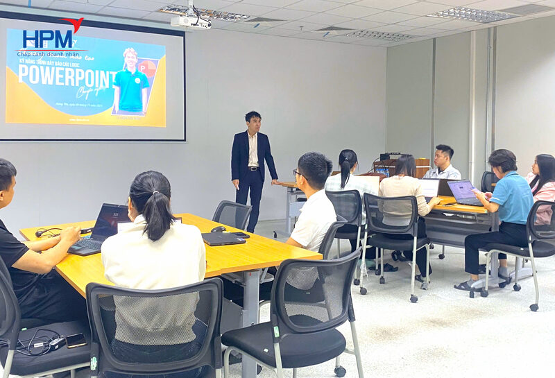 Giảng viên hướng dẫn kỹ năng báo cáo bằng PowerPoint chuyên nghiệp