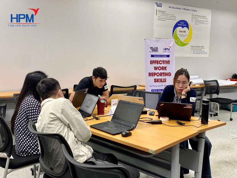 Học viên áp dụng PowerPoint để báo cáo công việc hiệu quả