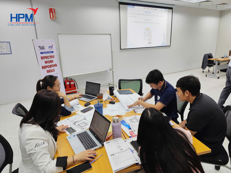 Học viên thực hành kỹ năng viết báo cáo tại lớp học HPM