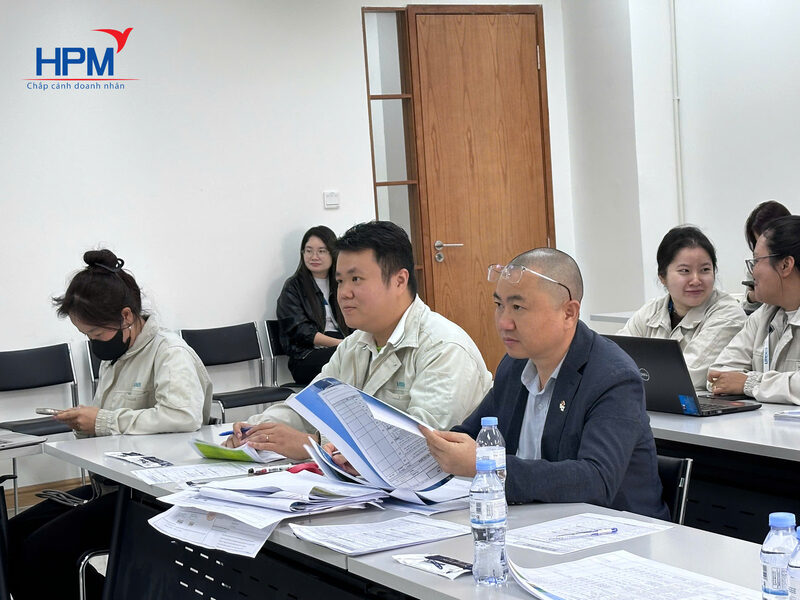 Giảng viên hướng dẫn Lean Six Sigma Yellow Belt trong chương trình đào tạo Six Sigma cho công ty sản xuất