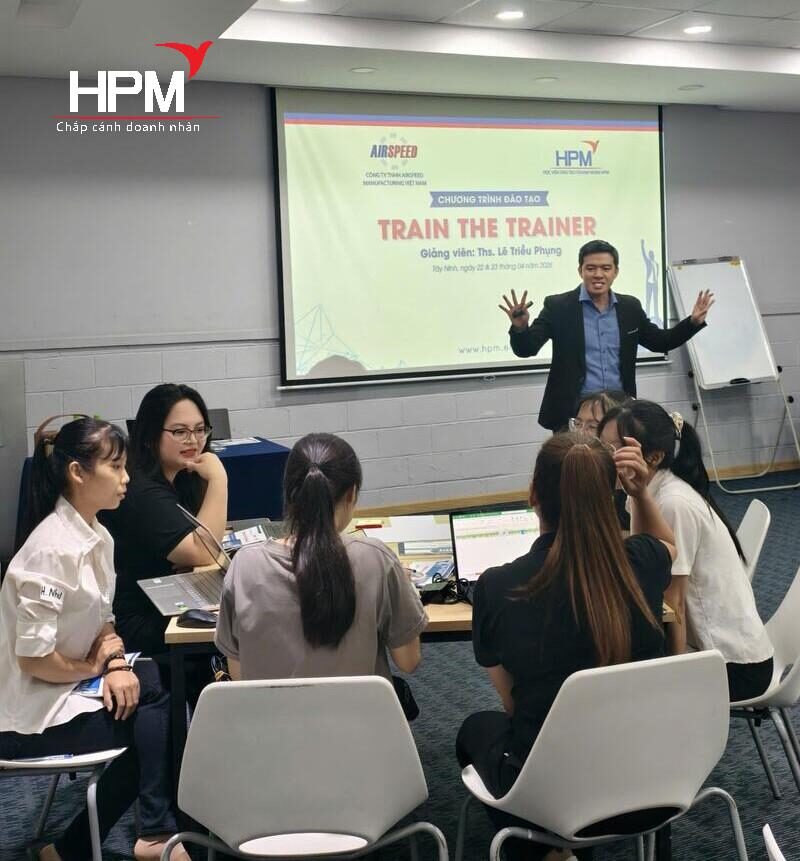 Giảng viên đào tạo Train The Trainer cho doanh nghiệp sản xuất