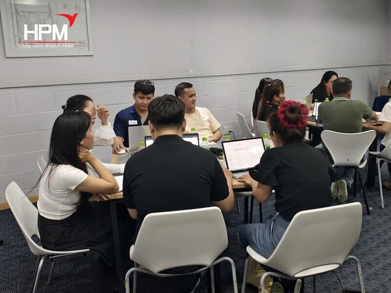 Học viên trao đổi trong lớp Train The Trainer cho doanh nghiệp sản xuất