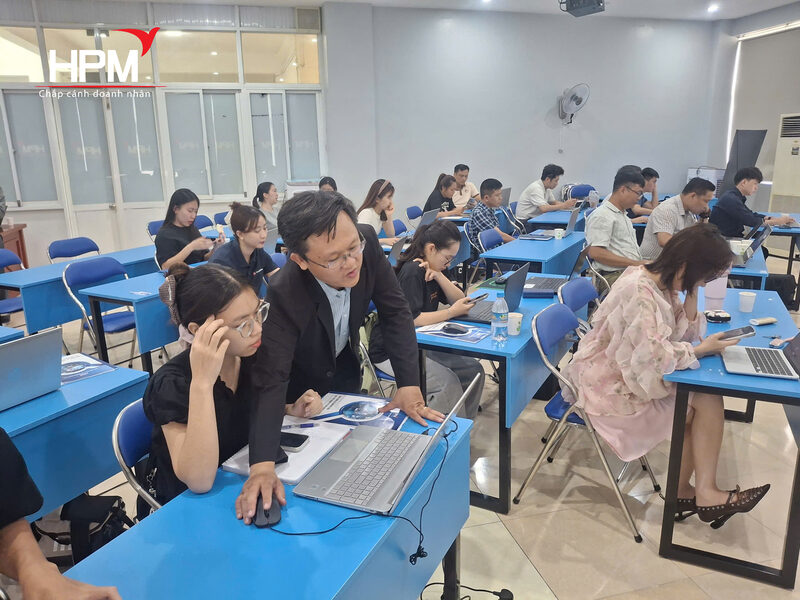 Giảng viên hướng dẫn thực hành tại khóa học ứng dụng AI tại Hải Phòng