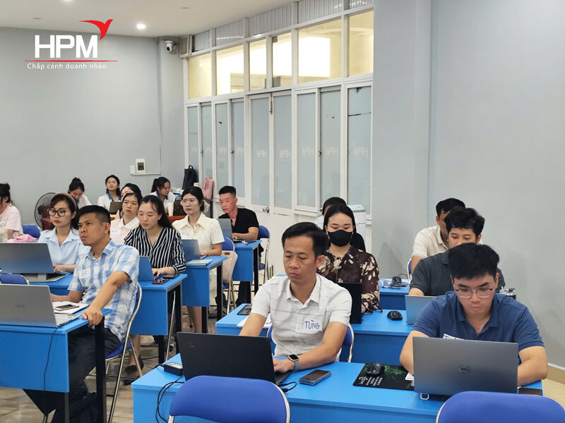 Học sinh sinh viên và người đi làm tham gia khóa học AI tại Hải Phòng