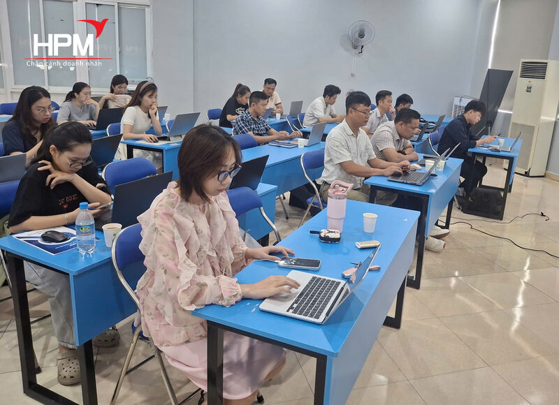 Học viên thực hành ChatGPT và công cụ AI trong khóa học tại Hải Phòng